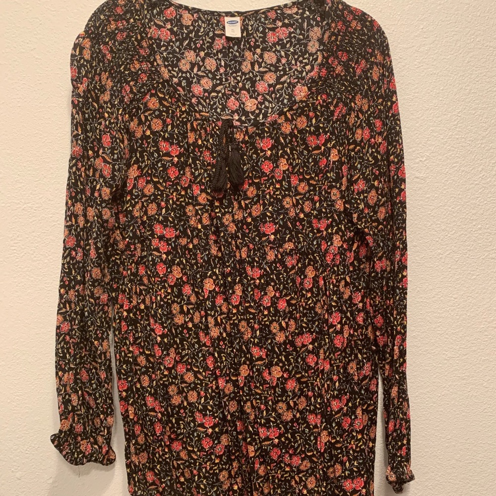 Black floral print top. XL.